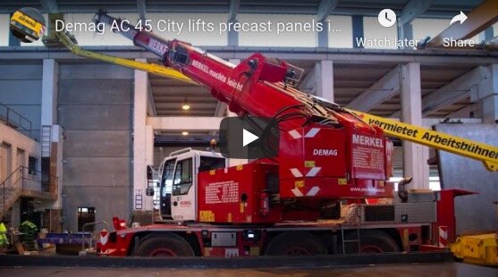 Demag AC 45 City hebt Fertigteilplatten in Werkhalle