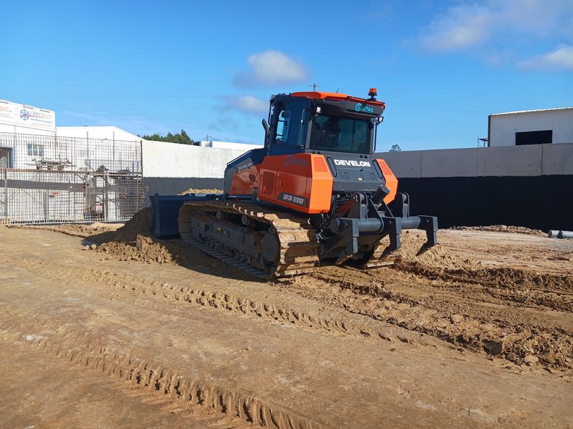 New Develon DD130 Dozer at CS Retail Constru&ccedil;&otilde;es
