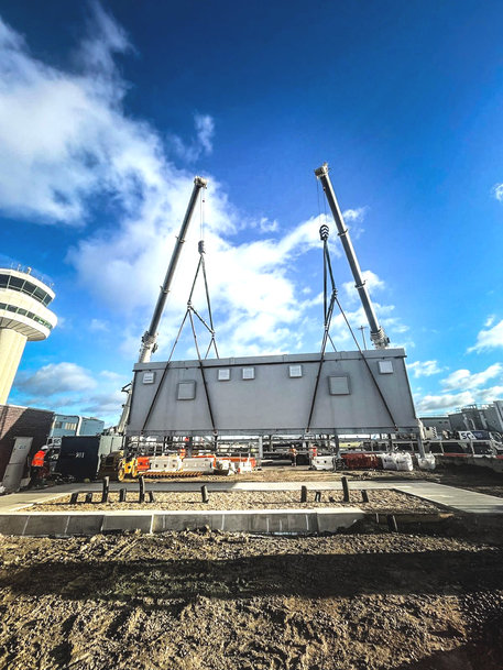 Manitowoc two Grove GMK5150XL all-terrain cranes team up for tandem lift at UK’s Gatwick Airport