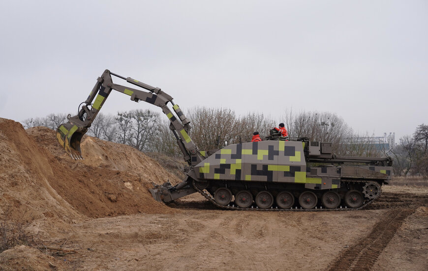 Rheinmetall demonstrates the capabilities of the Kodiak Armoured Engineer Vehicle in Poland