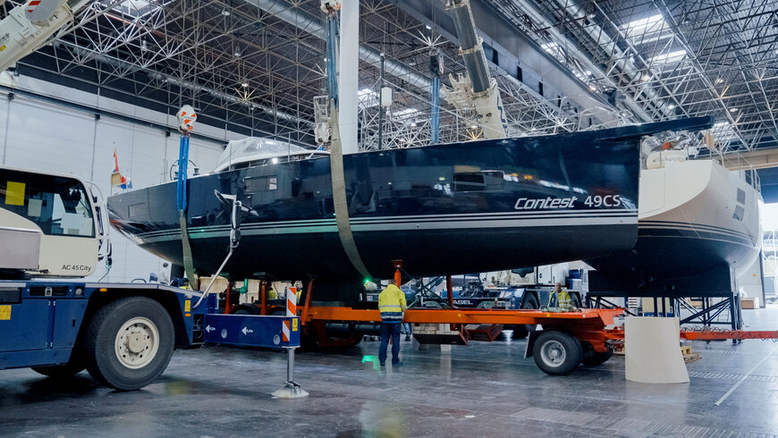 Des grues mobiles Tadano AC 45 City avec Allison Transmission pour du levage de yachts de luxe