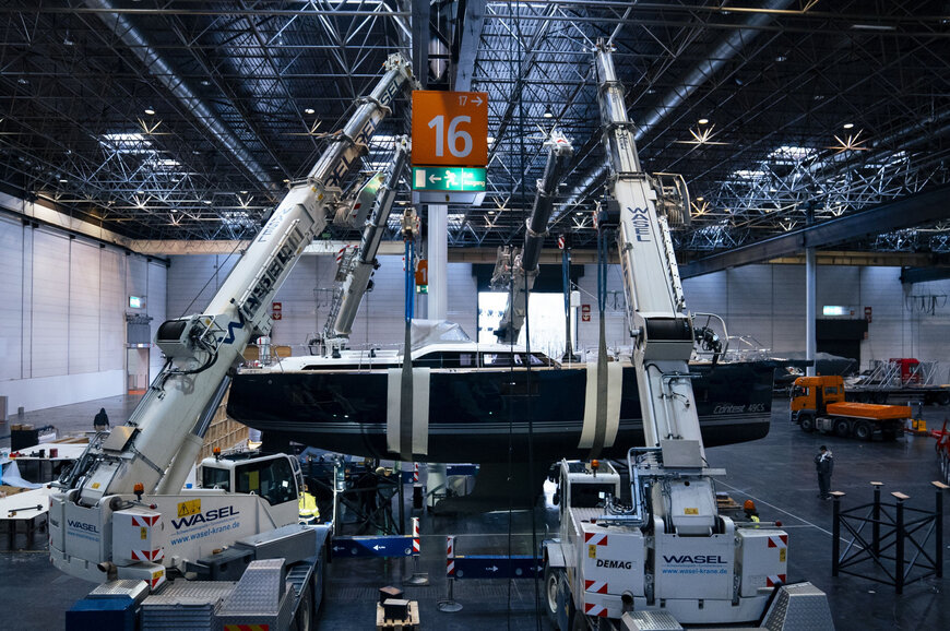 Des grues mobiles Tadano AC 45&nbsp;City avec Allison Transmission pour du levage de yachts de luxe