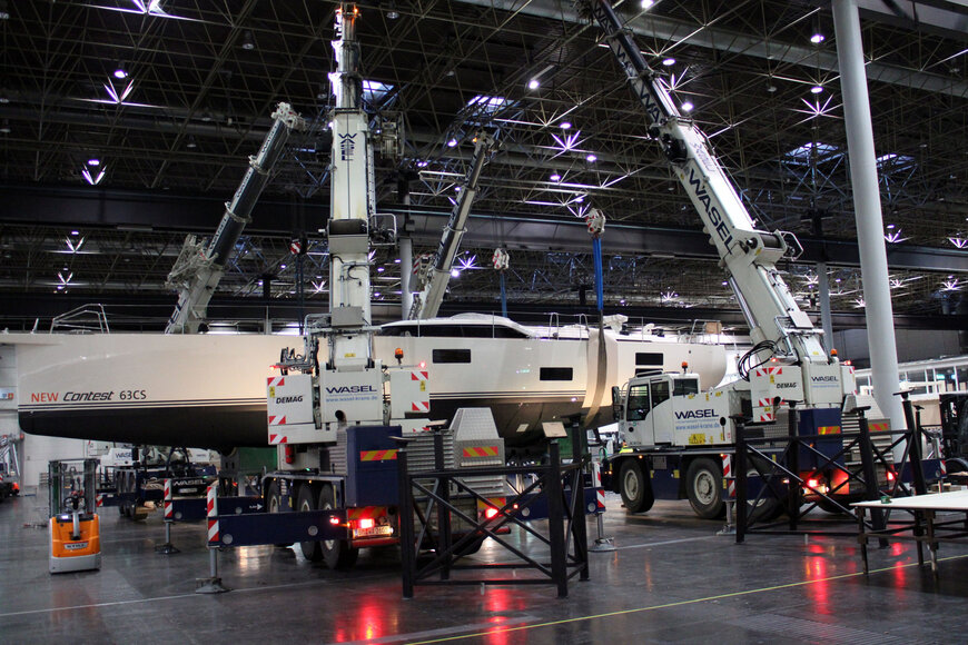 Des grues mobiles Tadano AC 45&nbsp;City avec Allison Transmission pour du levage de yachts de luxe