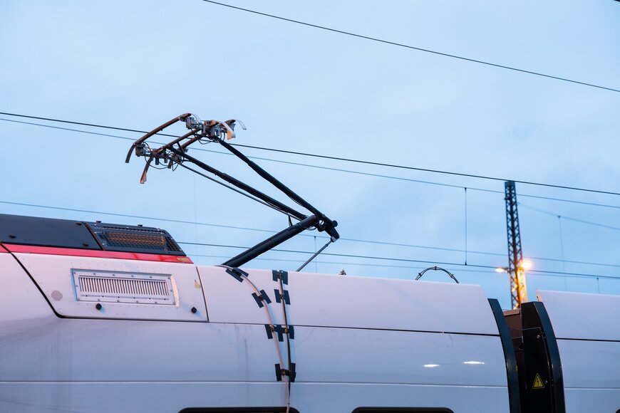 PJM testet Stromabnehmer des KISS Doppelstockzugs von Stadler Rail