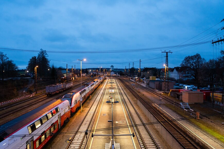 PJM testet Stromabnehmer des KISS Doppelstockzugs von Stadler Rail