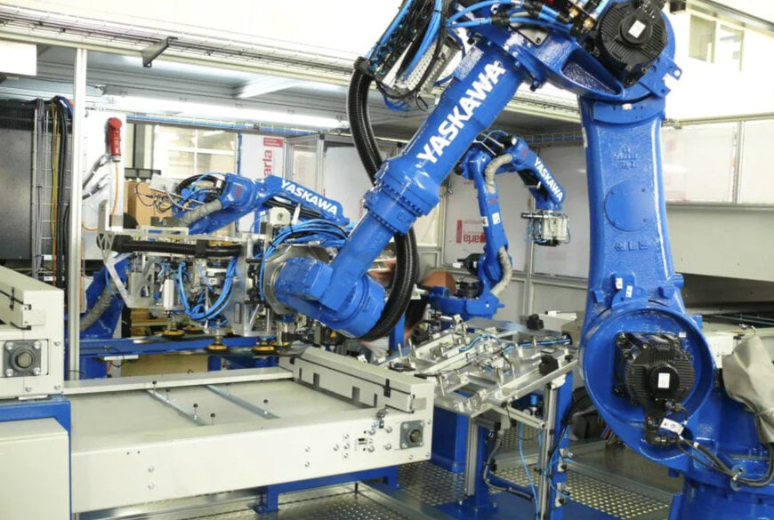 Yaskawa: Vollautomatische Glasumspritzung von Automobilscheiben