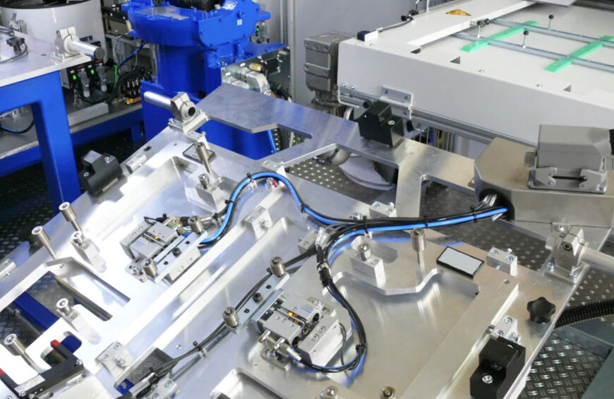 Yaskawa: Vollautomatische Glasumspritzung von Automobilscheiben