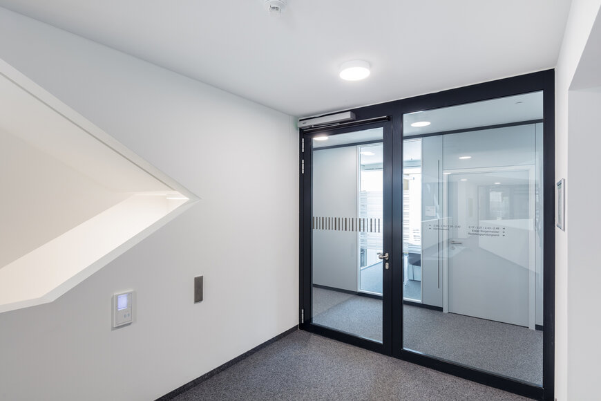 La actualización de GEZE PowerTurn está Elevando la Comodidad y la Seguridad en los Sistemas de Puertas
