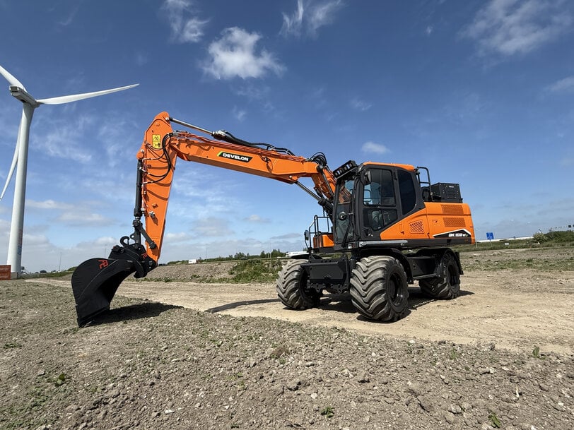 DEVELON Unveils New Electric Excavators, Premiering First Model at TKD