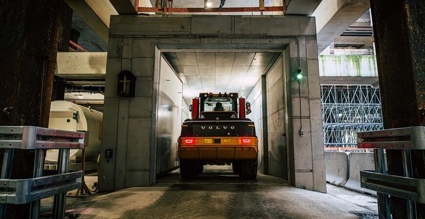 High flyer Volvo L120 Electric goes underground in Munich