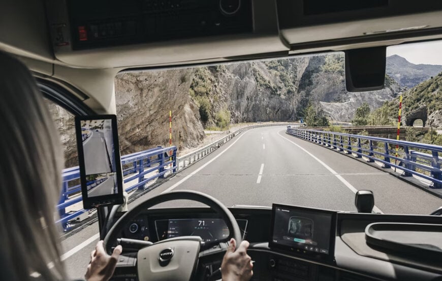 Volvo Trucks lanseeraa päivitetyn Volvo Dynamic Steering -järjestelmän liikenneturvallisuuden parantamiseksi