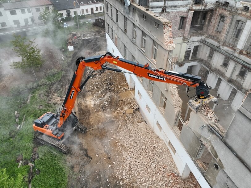 DEVELON DX380DM-7 Powers Demolition of Historic Tesla Site in Czech Republic