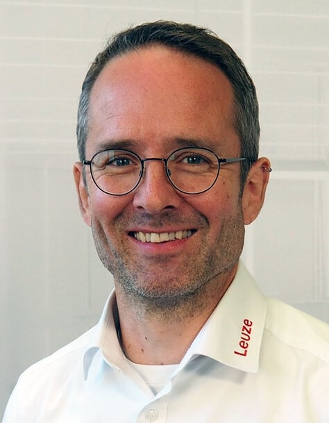Leuze on ISO 13855:2024 – New Guidelines for Safer Sensor Positioning in Industrial Automation