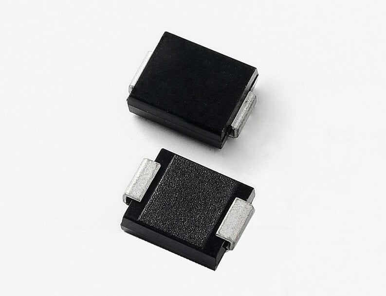 Le thyristor de protection s’intègre dans un boîtier compact