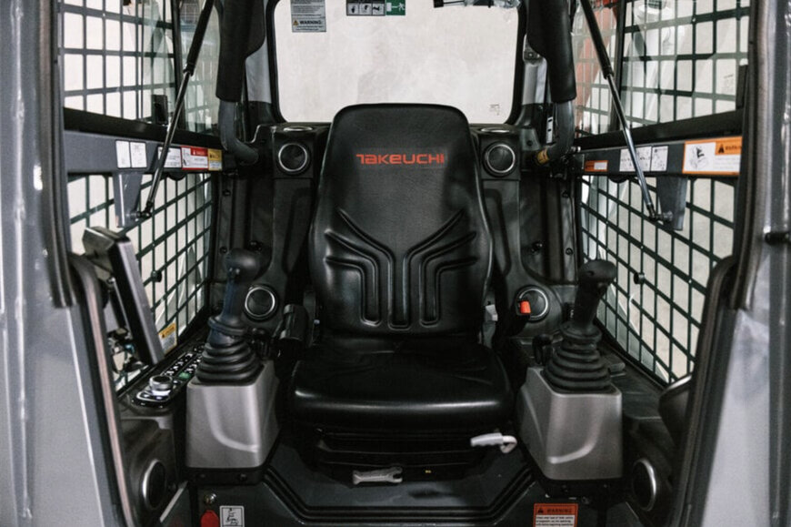 Takeuchi présente la nouvelle chargeuse compacte sur chenilles TL11R3