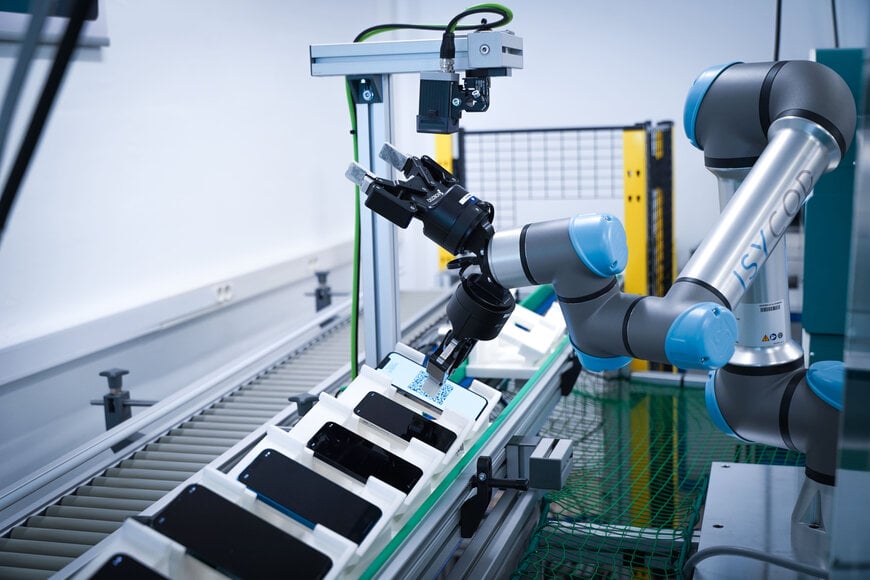 Le cobot automatise le processus d’inspection des smartphones