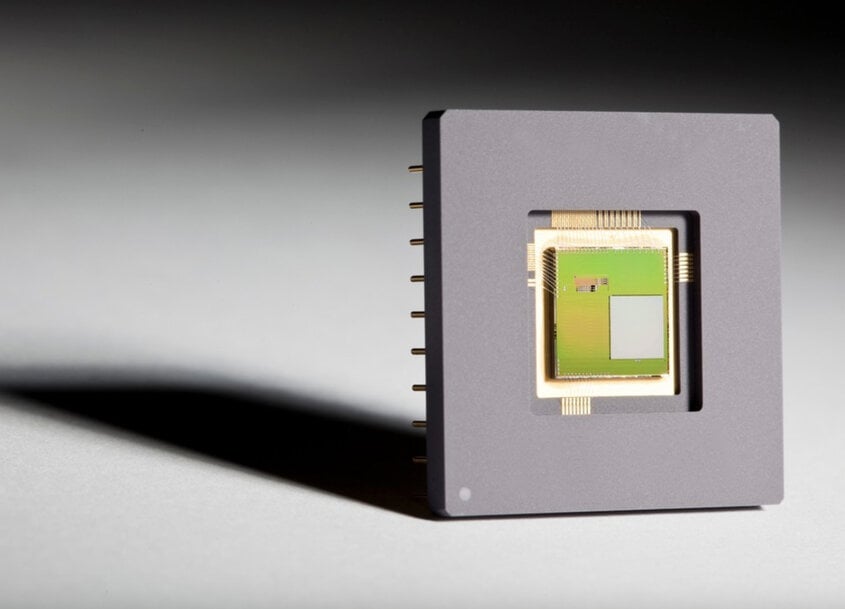 Fraunhofer IPMS entwickelt UV-Raumlichtmodulatoren für Quantencomputing-Anwendungen