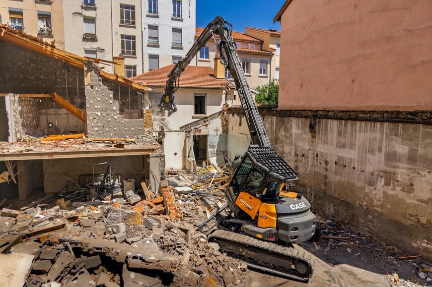 CASE SPECIAL APPLICATIONS MET EN SERVICE SA PREMIÈRE PELLE DE DÉMOLITION HAUTE PORTÉE ULTRA-COMPACTE À LYON