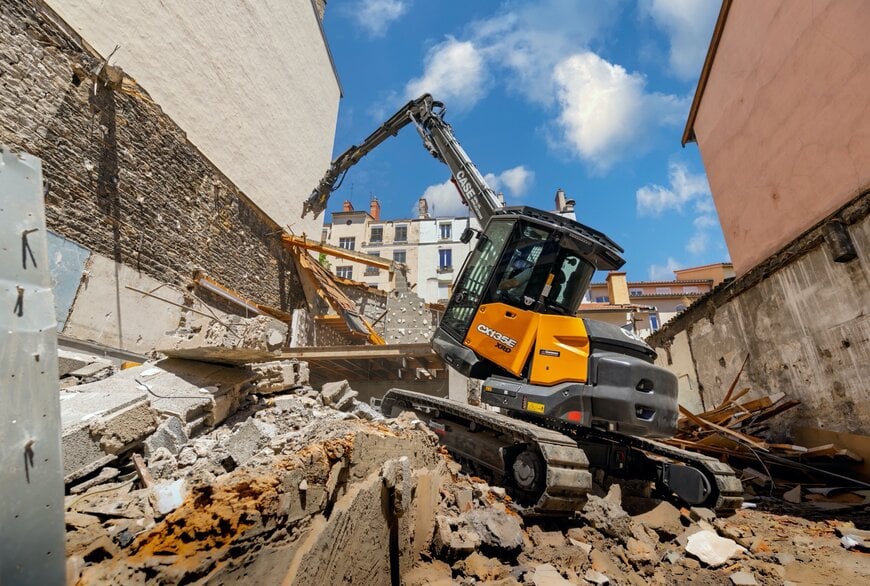 CASE SPECIAL APPLICATIONS MET EN SERVICE SA PREMIÈRE PELLE DE DÉMOLITION HAUTE PORTÉE ULTRA-COMPACTE À LYON