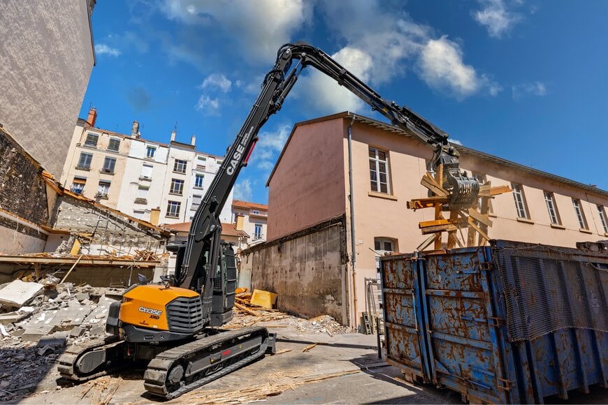 CASE SPECIAL APPLICATIONS MET EN SERVICE SA PREMIÈRE PELLE DE DÉMOLITION HAUTE PORTÉE ULTRA-COMPACTE À LYON