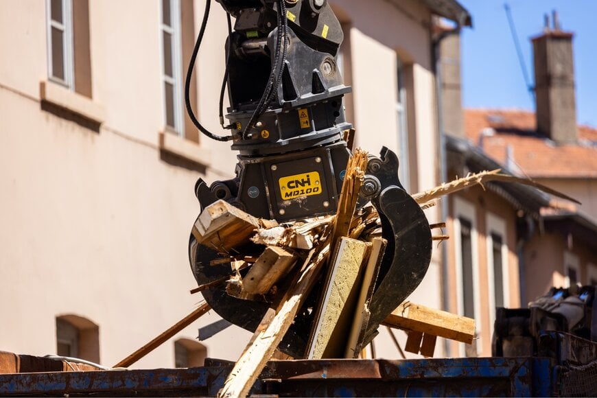 CASE SPECIAL APPLICATIONS MET EN SERVICE SA PREMIÈRE PELLE DE DÉMOLITION HAUTE PORTÉE ULTRA-COMPACTE À LYON