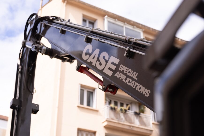 CASE SPECIAL APPLICATIONS MET EN SERVICE SA PREMIÈRE PELLE DE DÉMOLITION HAUTE PORTÉE ULTRA-COMPACTE À LYON