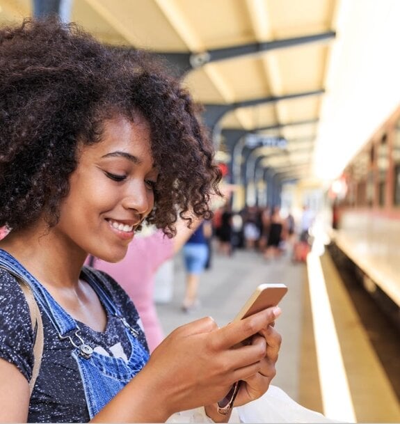 Plus d'un tiers des Français utilisent l'IA pour planifier leurs voyages selon une étude OpinionWay pour Trainline