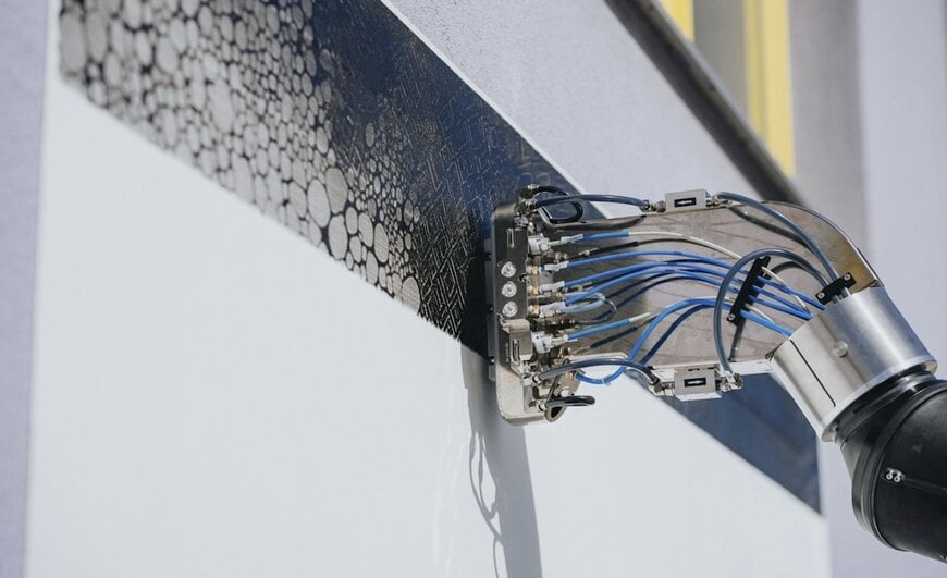 Robot ABB vytvořil v Mladé Boleslavi street art podle návrhu AI
