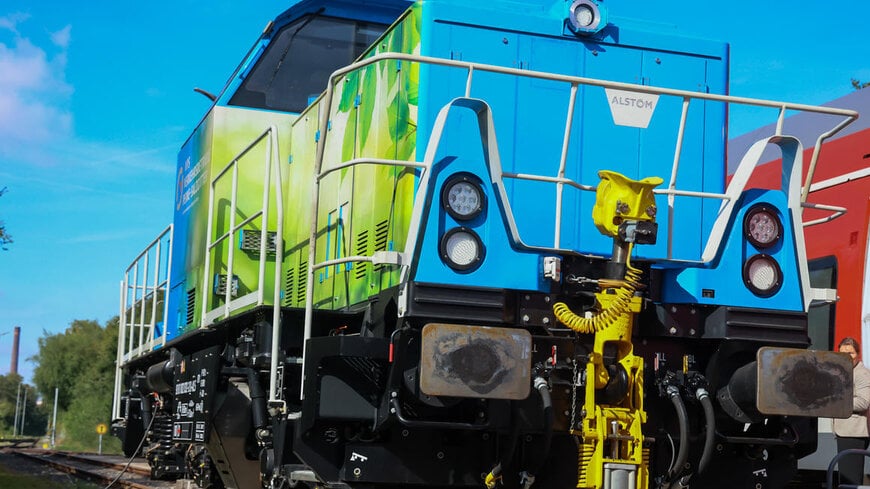 World premiere: Alstom shunting locomotive runs on hydrogen in Salzgitter, Germany