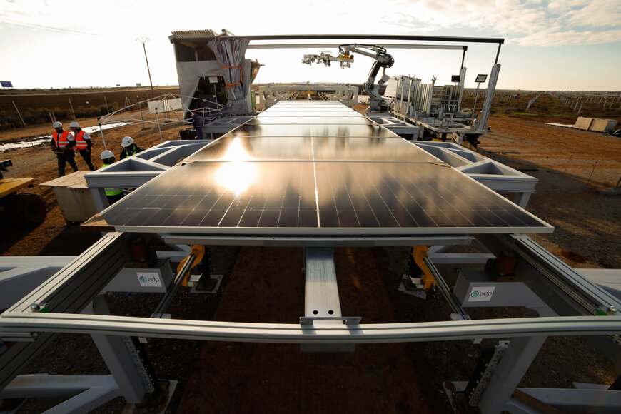Comau's Hyperflex featured in IFR's “World Robotics 2025” report as a case study for the automation of EDP's solar park 