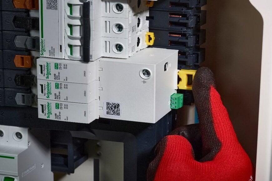 Schneider Electric Launches UK Plug-and-Play Surge Protector