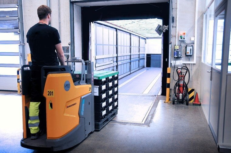 Bosch puts its first hydrogen truck into service in plant traffic