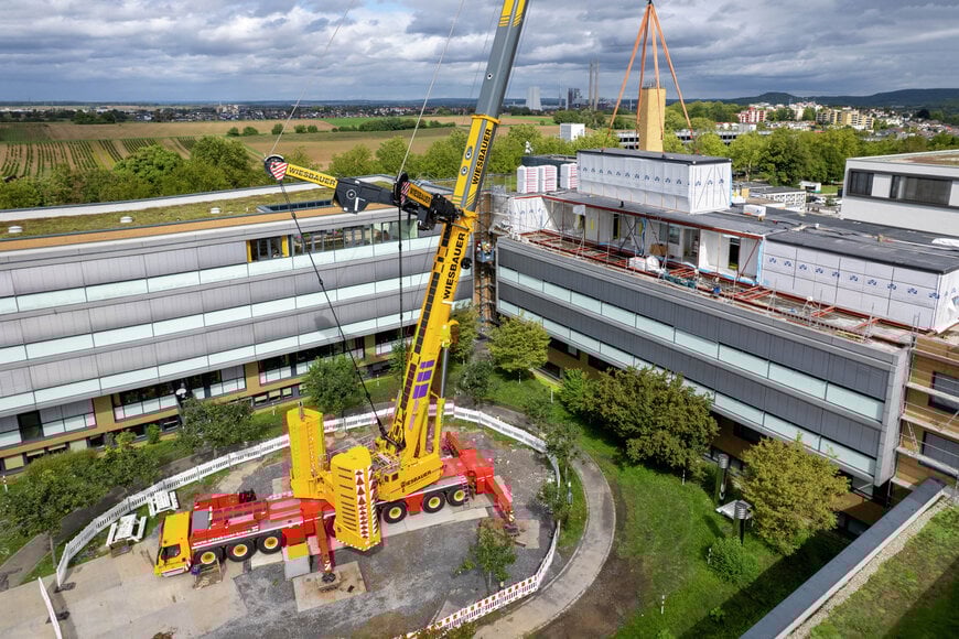 Liebherr LTM 1650-8.1 lifts modular school onto children’s clinic in Heilbronn
