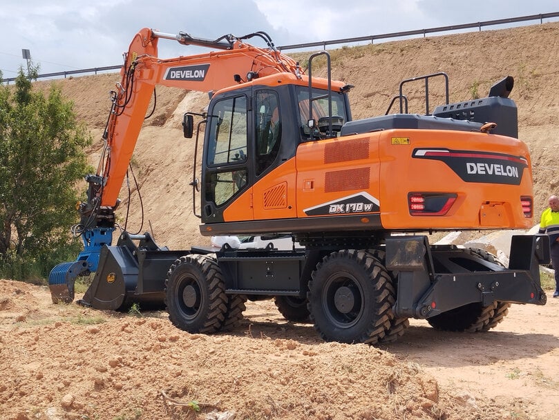 Develon DX170W-7 convence a Excavaciones Labrandero por su versatilidad y bajo consumo