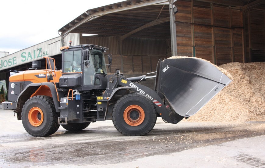 La cargadora Develon DL420-7 mejora la productividad en Maderas José Sáiz