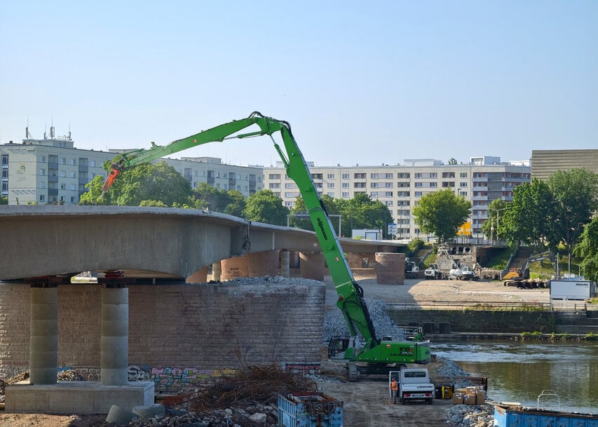 SENNEBOGEN 870E Powers Safe, Efficient Carola Bridge Demolition in Dresden