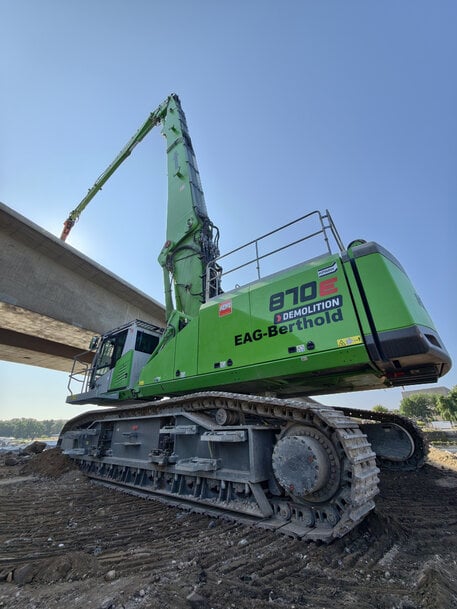 SENNEBOGEN 870E Powers Safe, Efficient Carola Bridge Demolition in Dresden