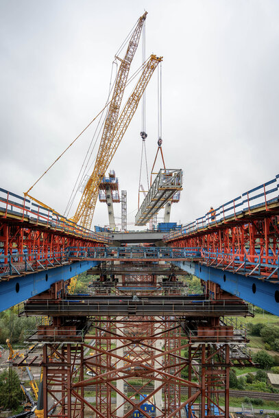 Liebherr Cranes Lift 100-Tonne Steel Plates for Neckar Valley Bridge