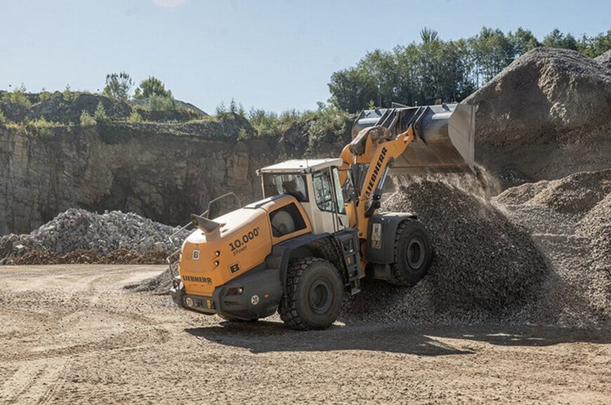 La pala gommata Liebherr XPower entra nella cava di granito Berger