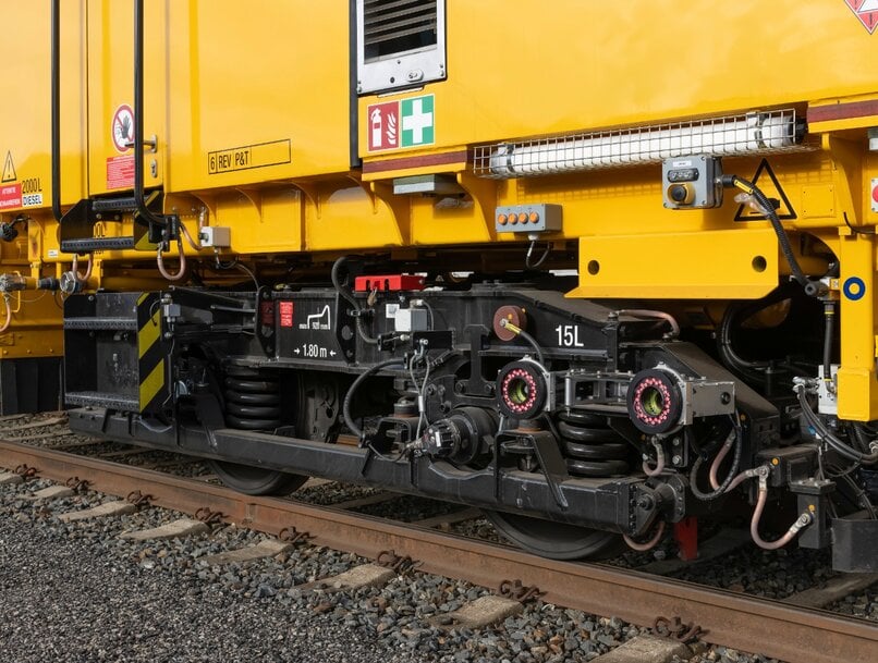 Large-scale order for Plasser & Theurer: DB Bahnbau Group invests in 18 new universal tamping machines