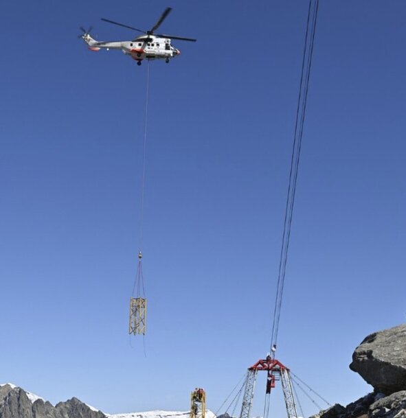 Grues Potain de Manitowoc h&eacute;liport&eacute;es pour construire le t&eacute;l&eacute;ph&eacute;rique de Chamonix