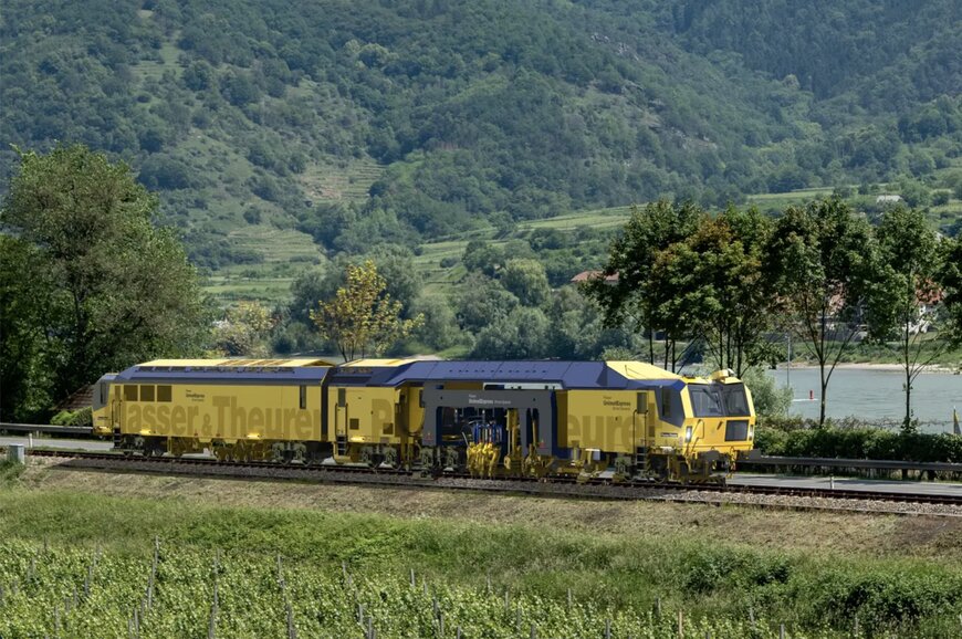 Die DB Bahnbau Gruppe investiert in 18 neue Universalstopfmaschinen