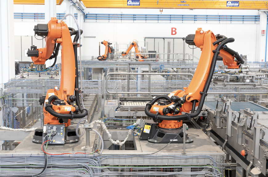 KUKA-Roboter beschleunigen die Palettierung von Tierfutterdosen