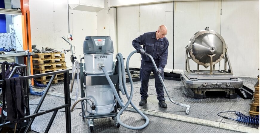 Le leader mondial du nettoyage Nilfisk lance le OIL230, un nouvel aspirateur industriel pour la récupération rapide et optimisée des huiles copeaux métalliques.
