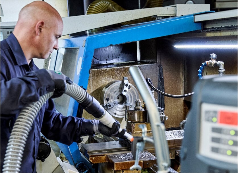 Le leader mondial du nettoyage Nilfisk lance le OIL230, un nouvel aspirateur industriel pour la récupération rapide et optimisée des huiles copeaux métalliques.