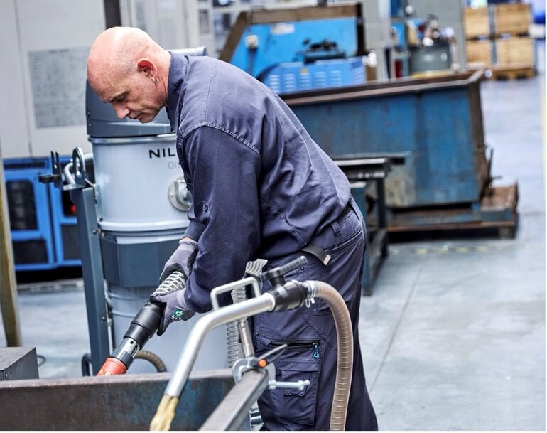 Le leader mondial du nettoyage Nilfisk lance le OIL230, un nouvel aspirateur industriel pour la récupération rapide et optimisée des huiles copeaux métalliques.