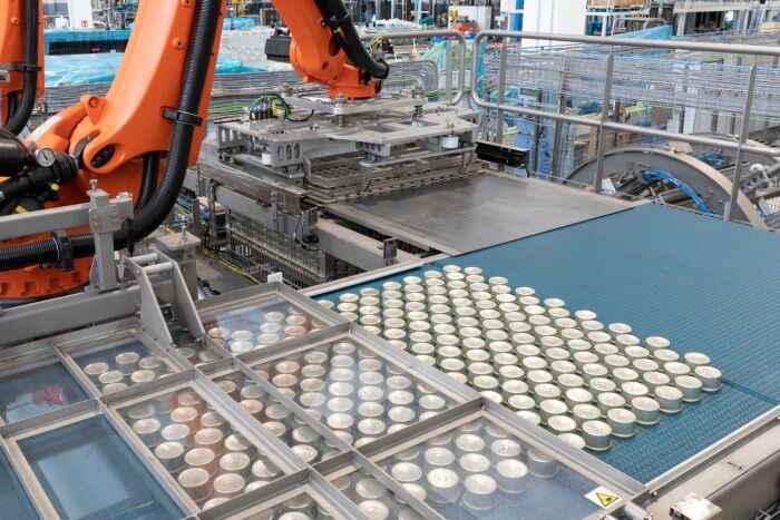Comment des robots assurent la palettisation des bo&icirc;tes d&rsquo;aliments