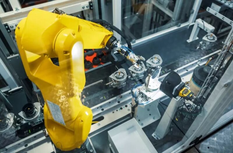 Des robots automatisent l&rsquo;assemblage des moulins &agrave; caf&eacute;