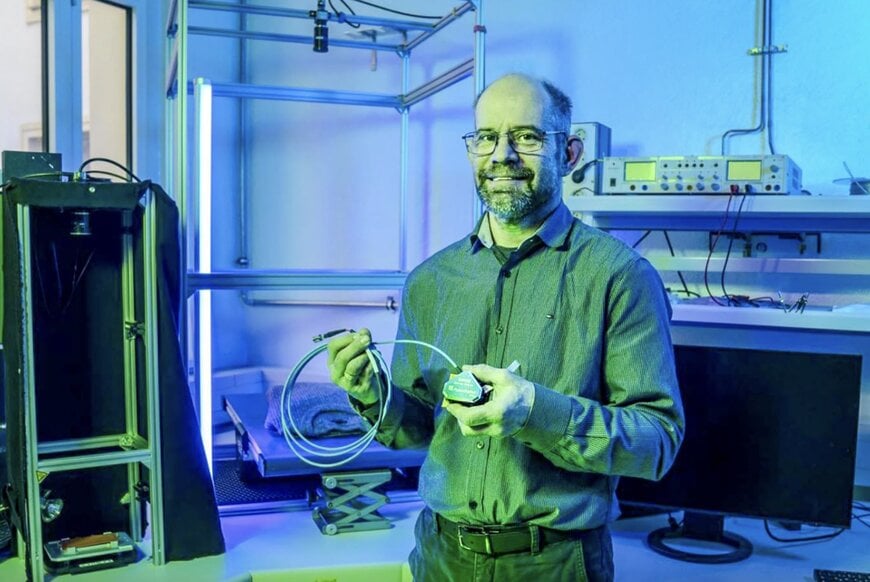 Ultra-compact hyperspectral sensing with AI