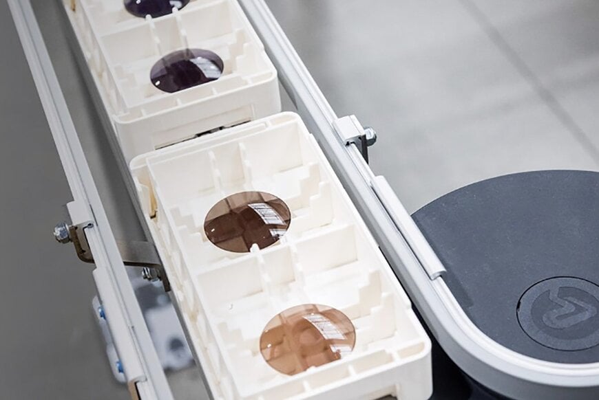 Transport automatisé de bacs pour les lignes de production optique